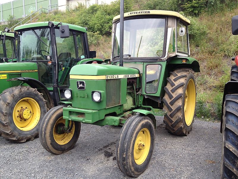 John Deere 2130