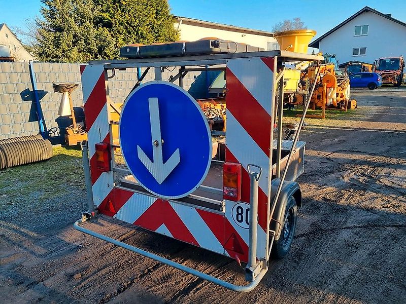 Nissen Absperrtafel nach RSA VZ 616 Verkehrsleittafel Verkehrsleitanhänger Verkehrssicherungsanhänger Absperrwand Sperrwand Horizont Trebbiner